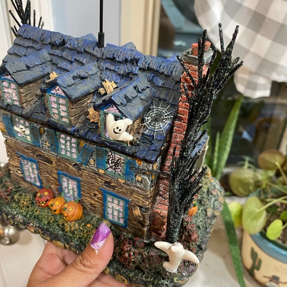 "Lily's Inn" The Munsters Halloween Village Hawthorne Village with COA - Picture 15 of 16